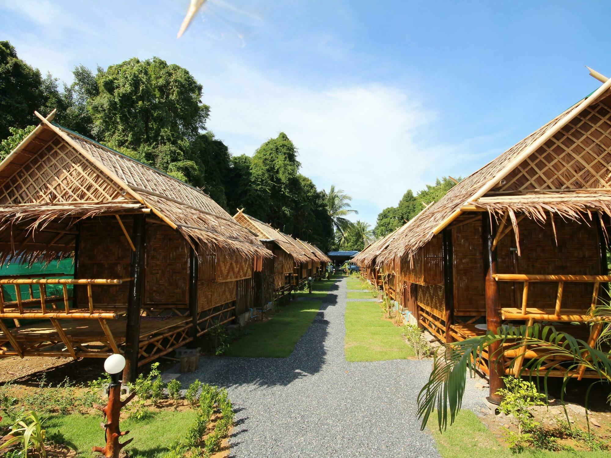 Phuhaya Bamboo Bungalows Ko Lanta Extérieur photo